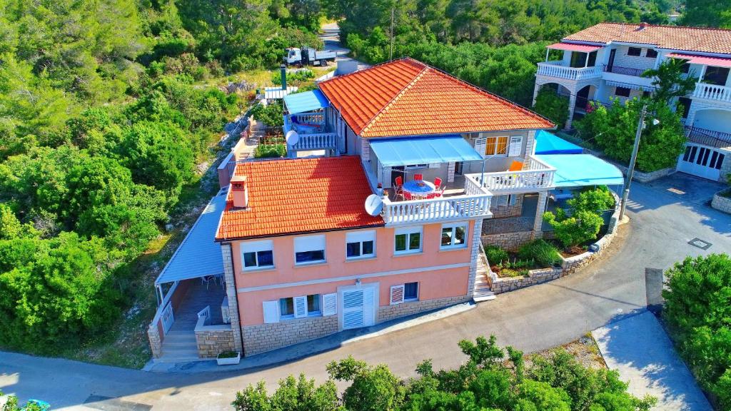 普利兹巴Apartments Villa Marijana的享有橙色屋顶房屋的顶部景色