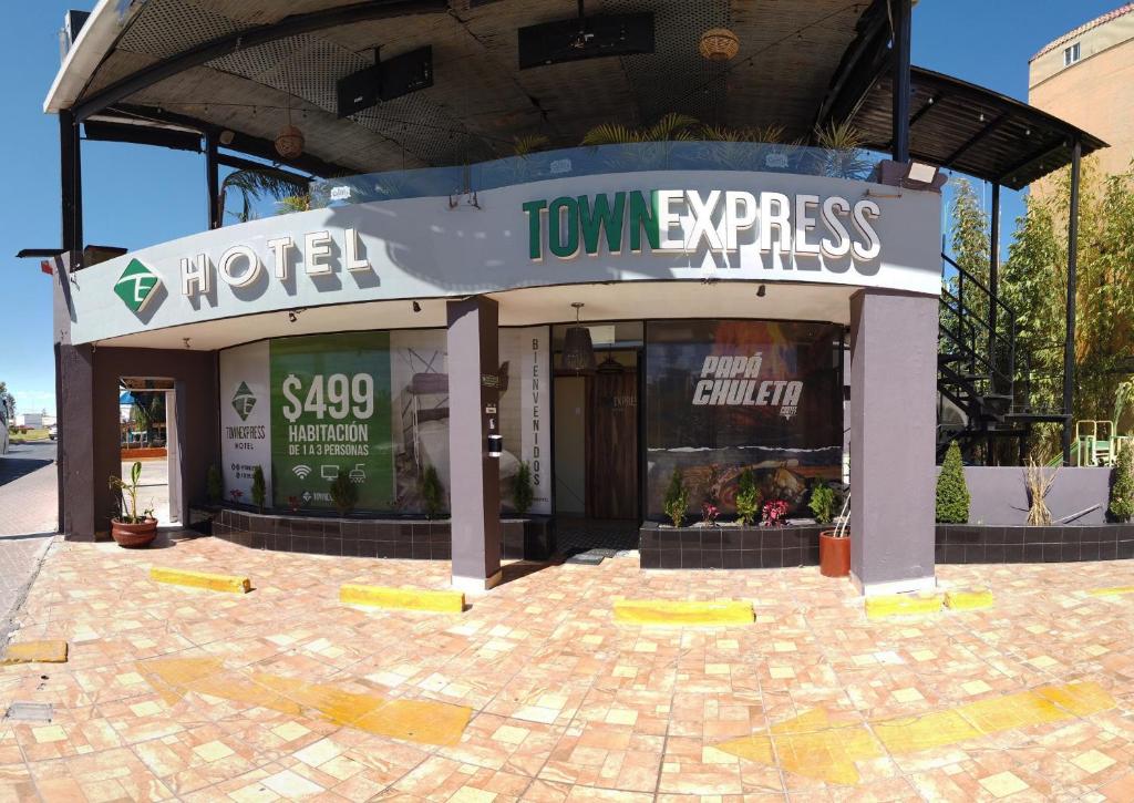 杜兰戈Hotel Town Express的商店前方有图案的快递标志