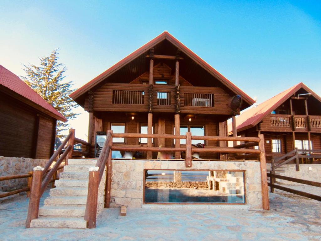科维良Mountain Chalet的大型小木屋前面设有楼梯