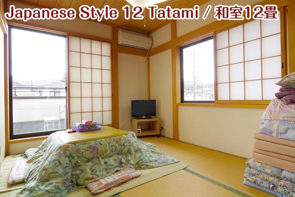 日光NIKKO stay house ARAI - Vacation STAY 14994v的一间医院间,配有床和电视