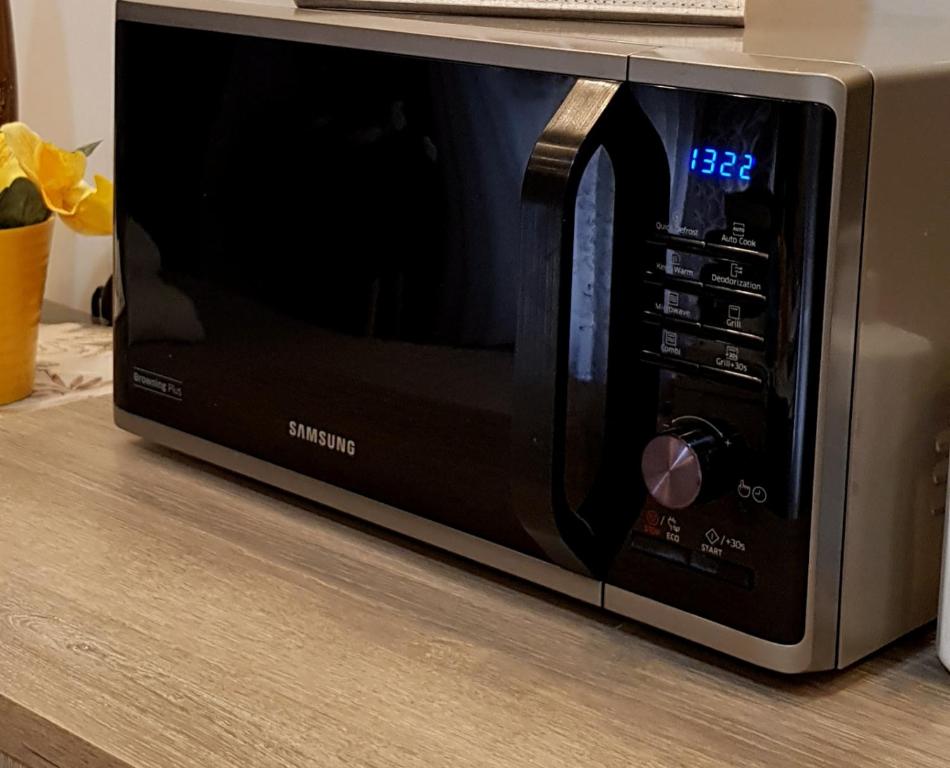 科扎尼Xenia_Apartments A7的台面上的一个微波炉烤箱