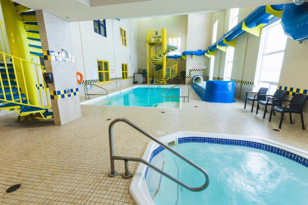 Clairmont红木旅馆及套房的大楼内带热水浴池的大型室内游泳池