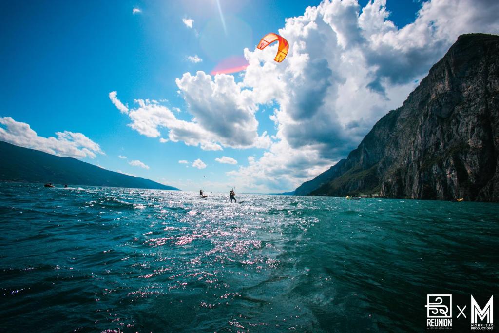 坎皮奥内·德尔·加尔达"La Locanda" Campione del Garda的风筝冲浪者在湖上冲浪