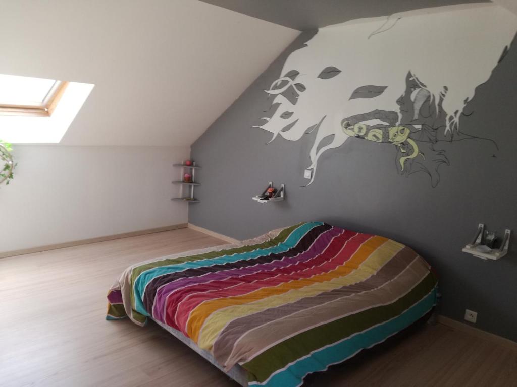 维勒芒德尔Chambre à Villemandeur Chez L'habitant的卧室配有一张挂着牛壁画的床。