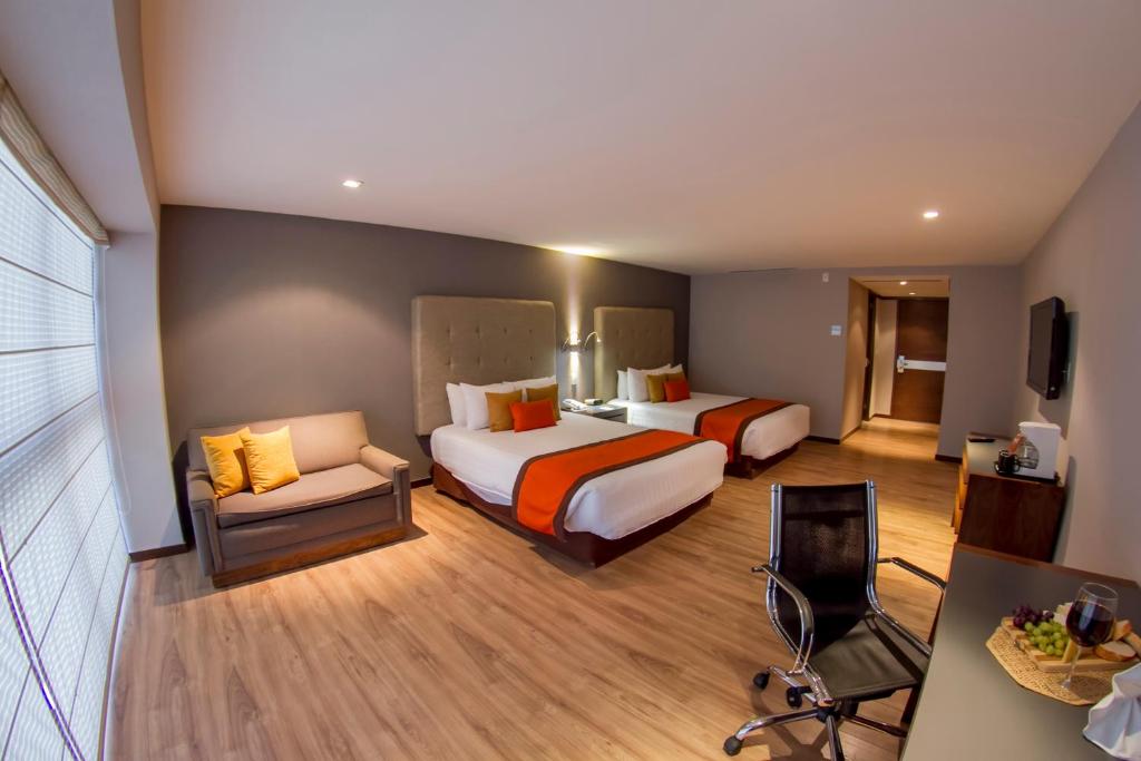 墨西哥城外交官酒店的酒店客房,配有两张床和椅子