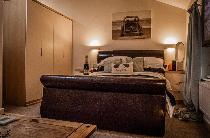 考文垂Log cabin的卧室配有一张床铺,位于带桌子的房间