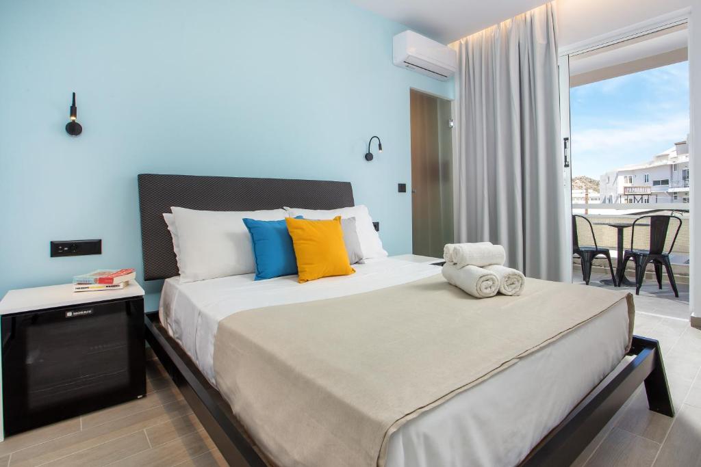 法里拉基Faliraki Premium Hotel的一间带大床的卧室和一个阳台
