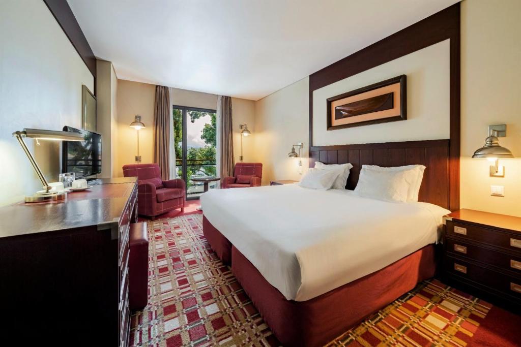 奥尔塔度伽罗酒店的配有一张床和一张书桌的酒店客房