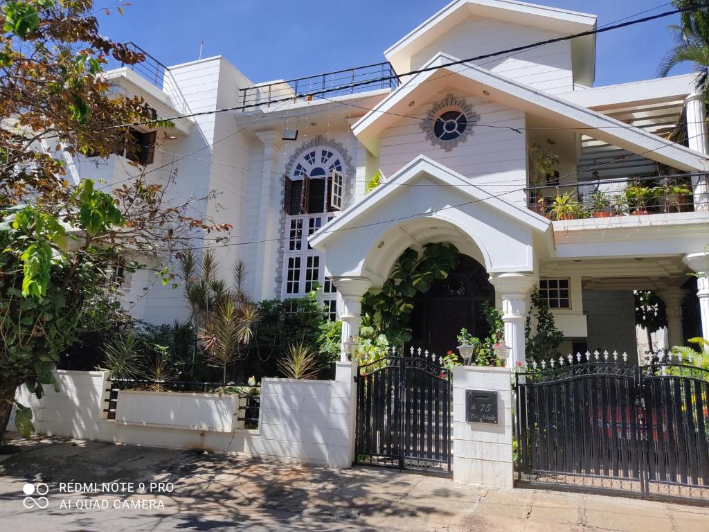 班加罗尔Abode的白色的房子,有黑色的大门