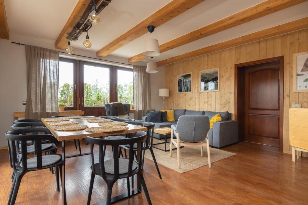 考斯赛力克多米诺公寓 - 考斯赛力克查塔尔斯的用餐室以及带桌椅的起居室。