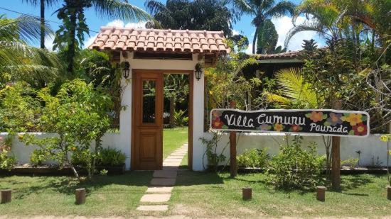 库穆鲁沙蒂巴Pousada Villa Cumuru的前面有标志的小房子