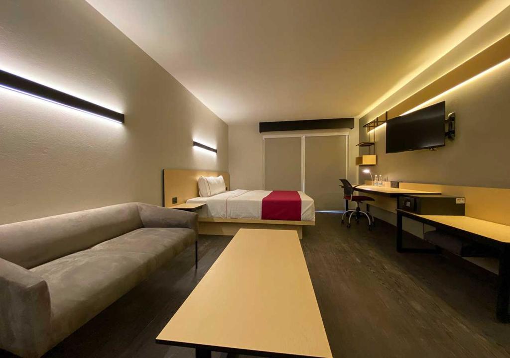 Hotel MX cuautitlan的酒店客房,配有床和沙发