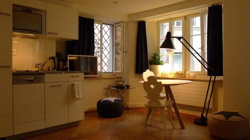 苏黎世Signature Bijou的一间厨房,内设桌子和台灯