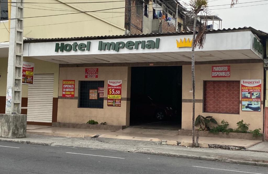 瓜亚基尔Hotel Imperial的大街旁的皇室酒店