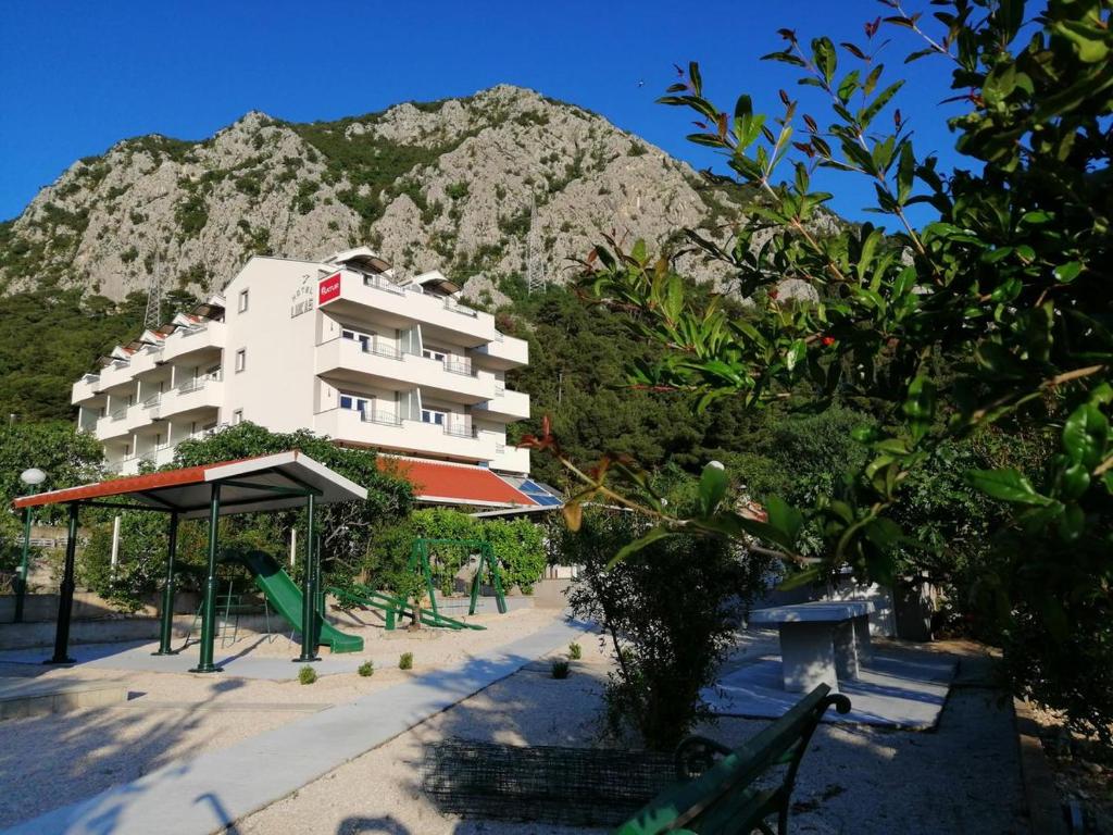 格拉达茨Hotel Lukas的酒店建筑背景是一座山