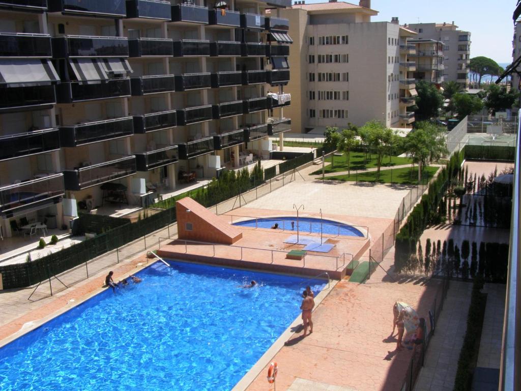 拉皮内达因贝萨尔公寓的大楼游泳池的顶部景色