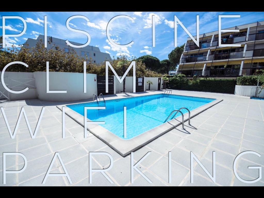 拉格朗德默特Le Ponant, Wifi, Piscine, Parking的游泳池的照片,里面写着真实的语言
