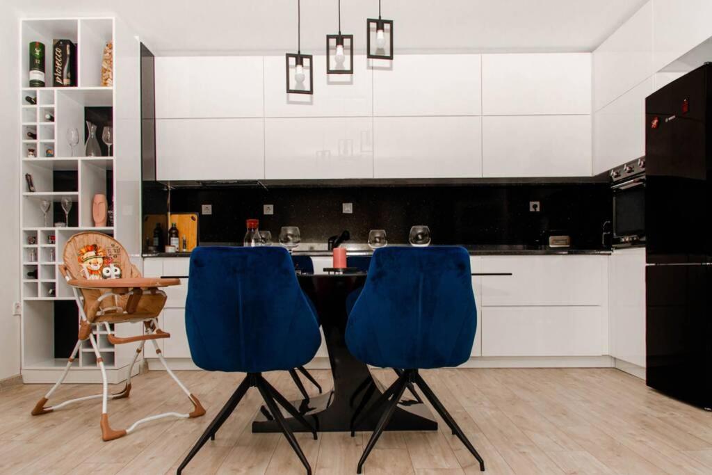 旧扎戈拉Super luxurious & spacious designer apartment.的厨房配有桌子和2把蓝色椅子