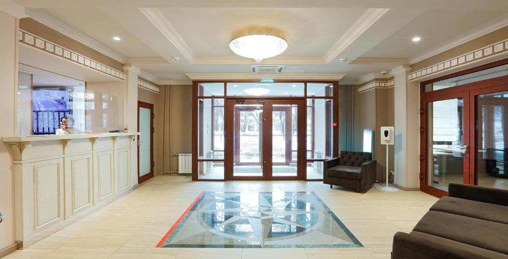 莫斯科Aparthotel Izmaylovskiy park (Home Hotel)的大厅,房间中间设有玻璃桌