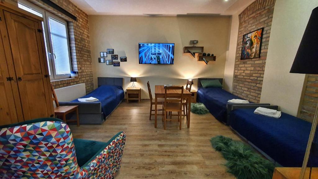 皮拉Magiczne Mieszkanko的客厅配有蓝色的沙发和电视