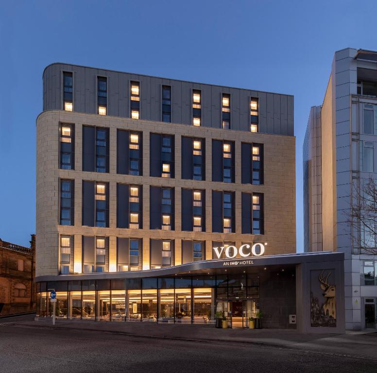 爱丁堡voco Edinburgh - Haymarket, an IHG Hotel的上面有唱片标志的建筑