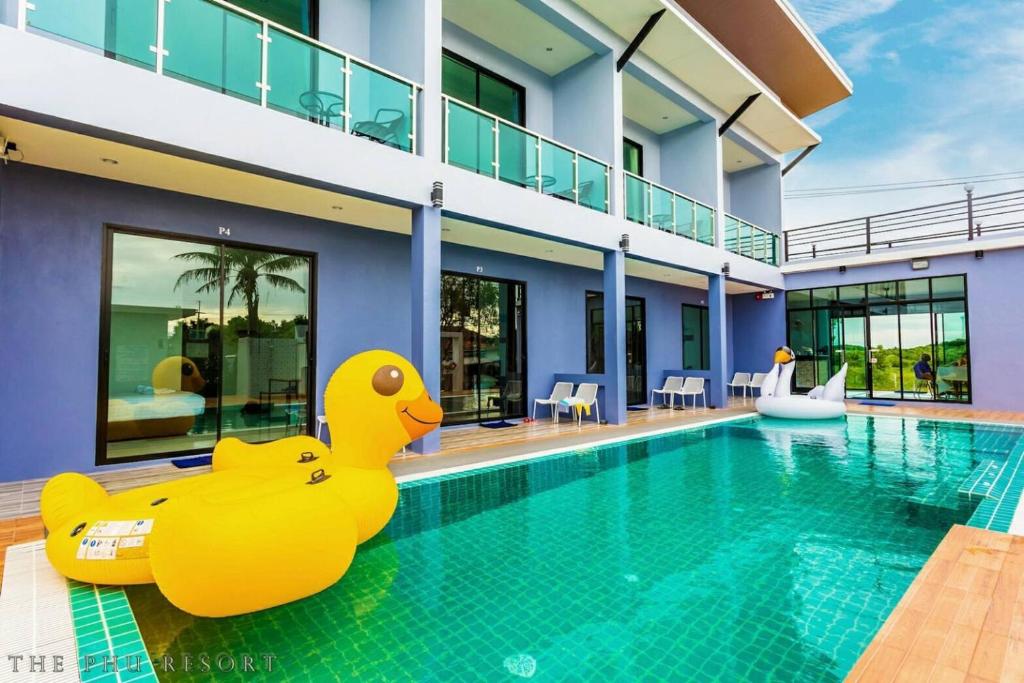 盼武里The Phu Resort的屋旁的游泳池,有橡皮鸭