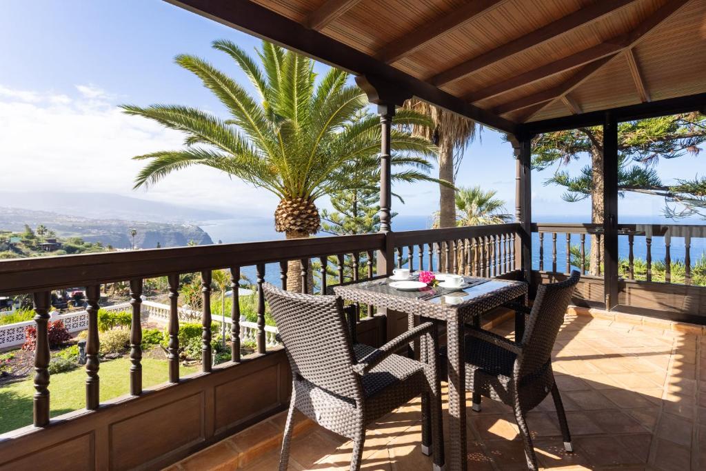 拉马坦萨德亚森特霍El Refugio Apartments & Villa的海景阳台上的桌椅