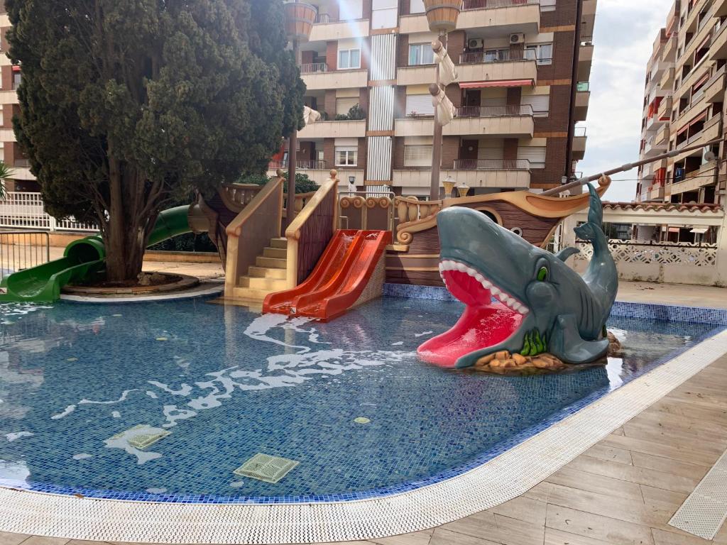 卡里拉Hotel Bon Repos的一个带水滑梯的儿童水上乐园
