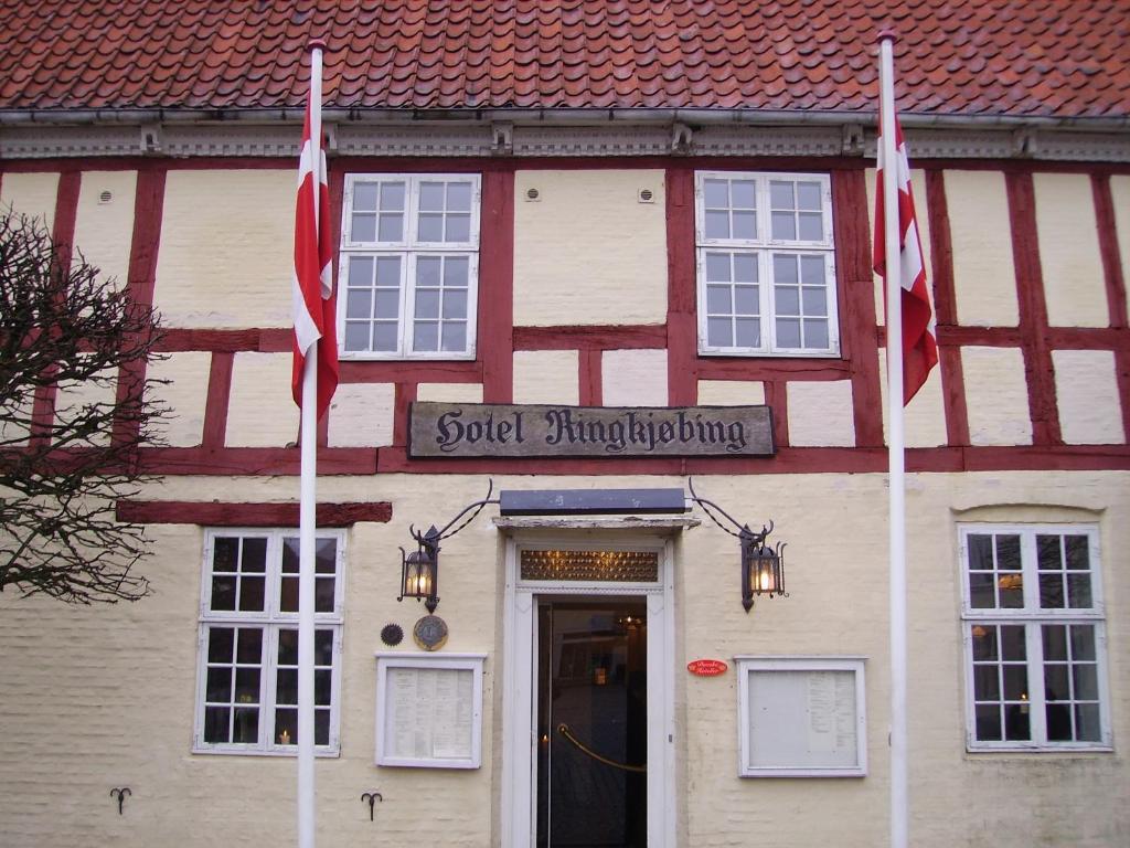灵克宾灵克宾酒店的前面有两面旗帜的建筑