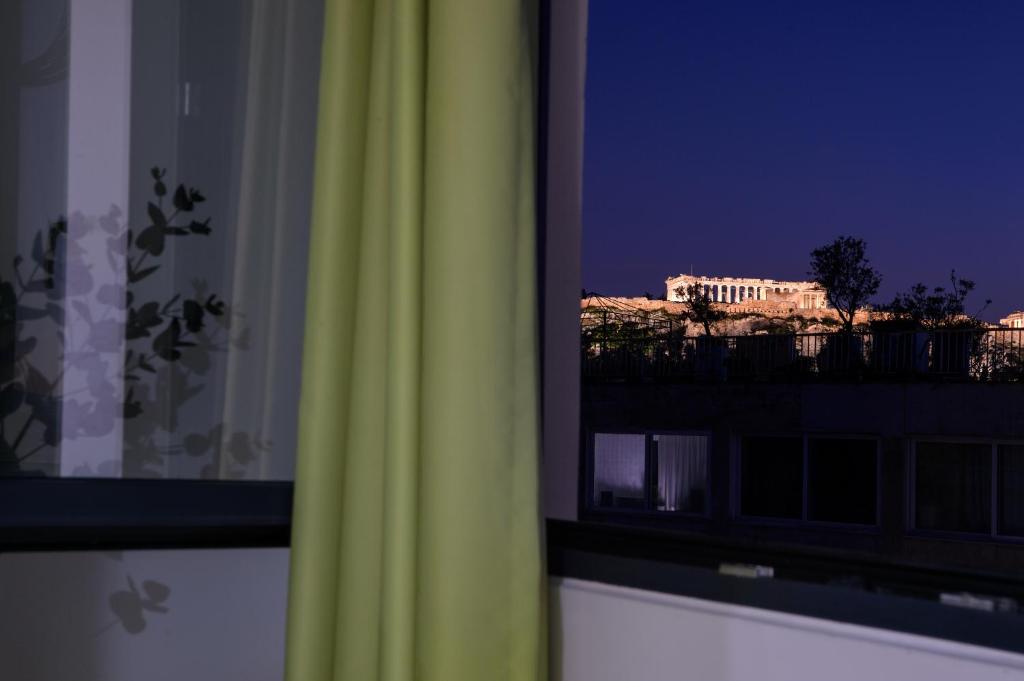 雅典Athens Starlight Hotel的窗户,享有大楼的景色