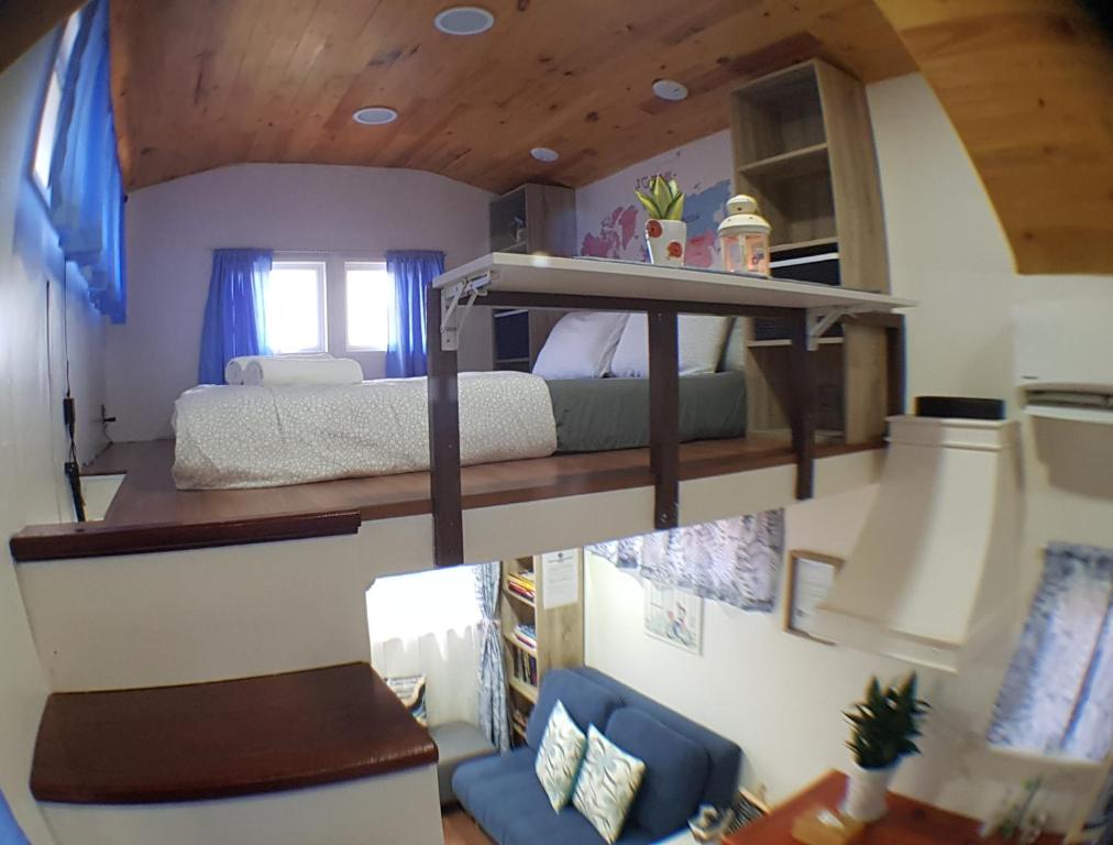 Tiny House B&B客房内的一张或多张双层床