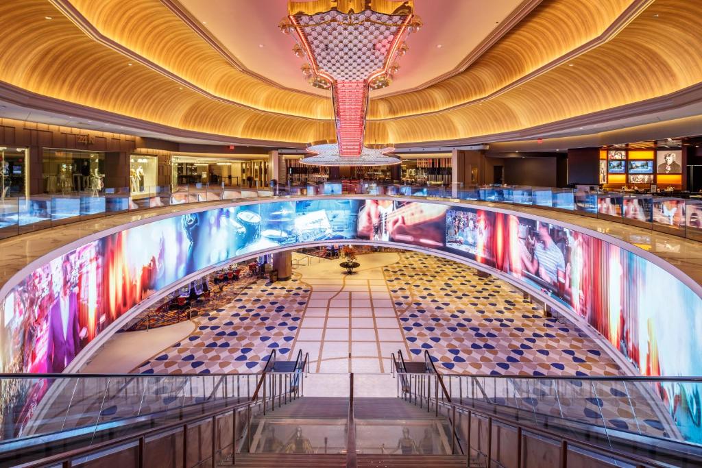 大西洋城Hard Rock Hotel & Casino Atlantic City的购物中心的形象,拥有大型天花板