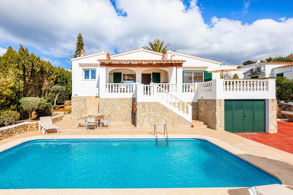 苏昂博Villa Dreams的一座带游泳池和房子的别墅
