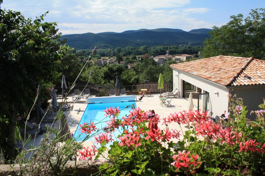 Saint Alban AuriollesGîtes Domaine de la Barnerie的一座带游泳池和鲜花的别墅