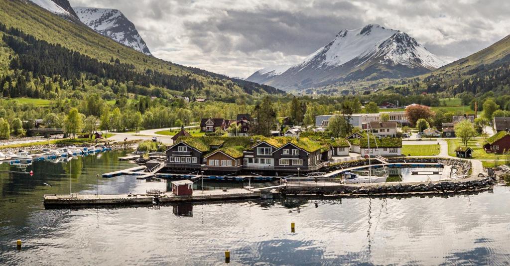 SæbøSagafjord Hotel - by Classic Norway Hotels的山 ⁇ 湖上的村庄