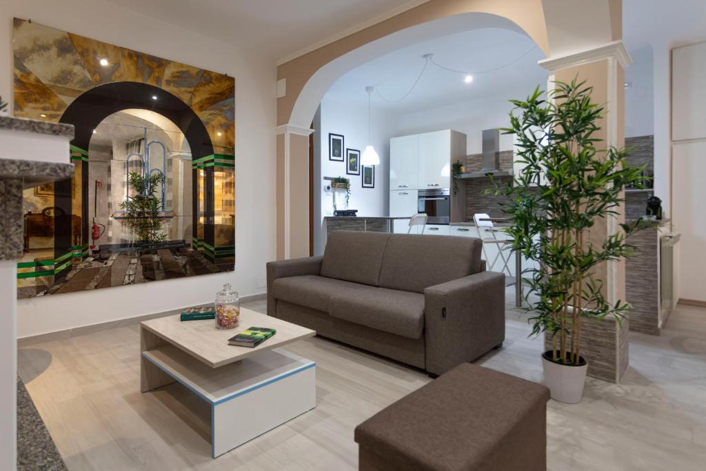 菲乌米奇诺Casa Vacanze Aurora的客厅配有沙发和桌子