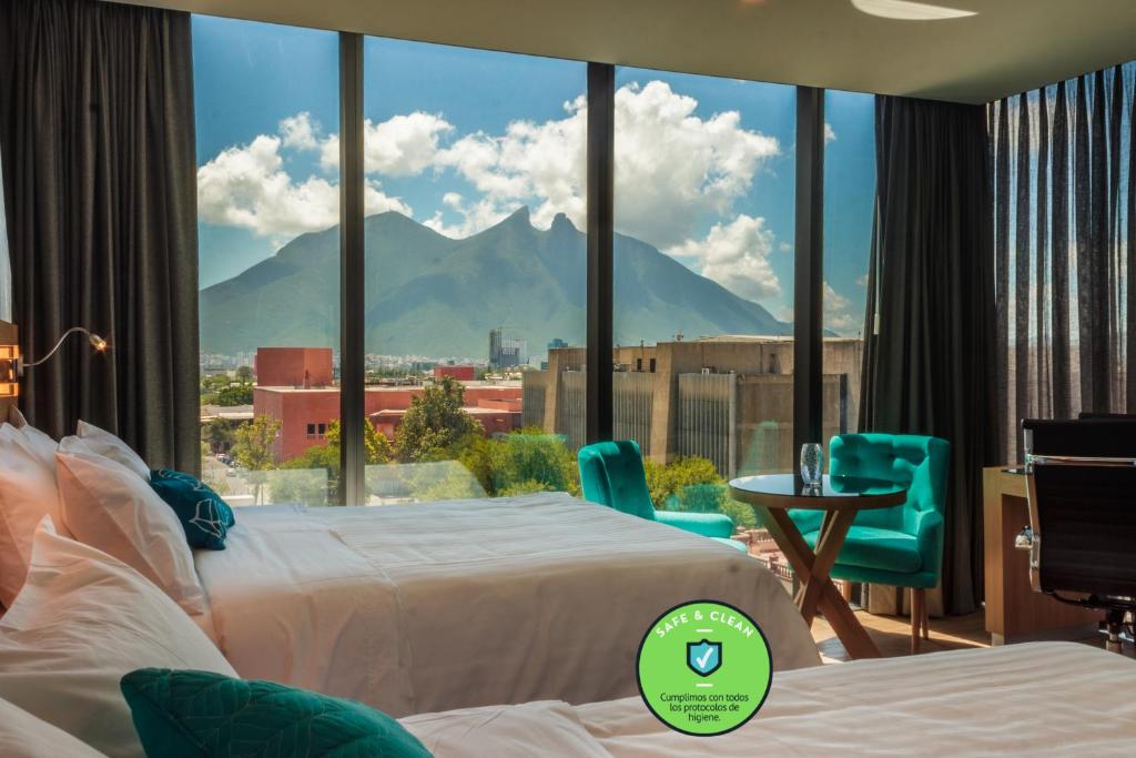 蒙特雷Hotel Kavia Monterrey的山景酒店客房 - 带2张床