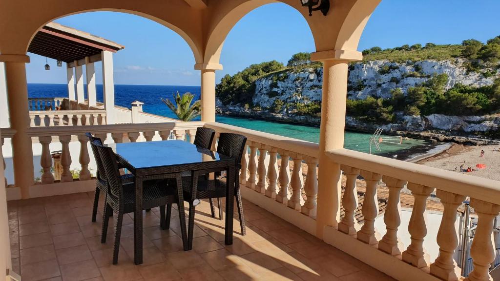 卡拉罗曼蒂卡ROMANTICA Voramar的一个带桌椅的海景阳台