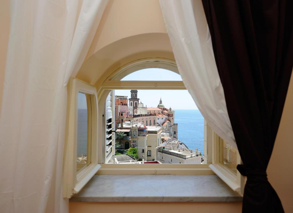 阿特拉尼拉伊多莫斯公寓的享有海景的开放式窗户