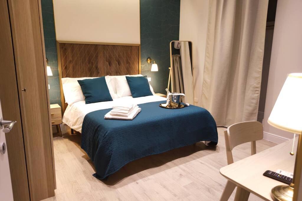 卡塔尼亚D'Annunzio Street Home(Appartamento uso turistico)的一间卧室配有一张带蓝色毯子的床