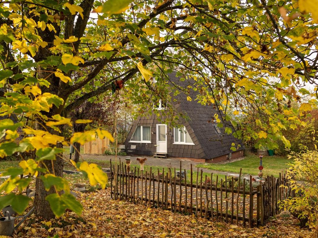 贝斯特维希Holiday home in Bestwig with private garden的前面有围栏的房子