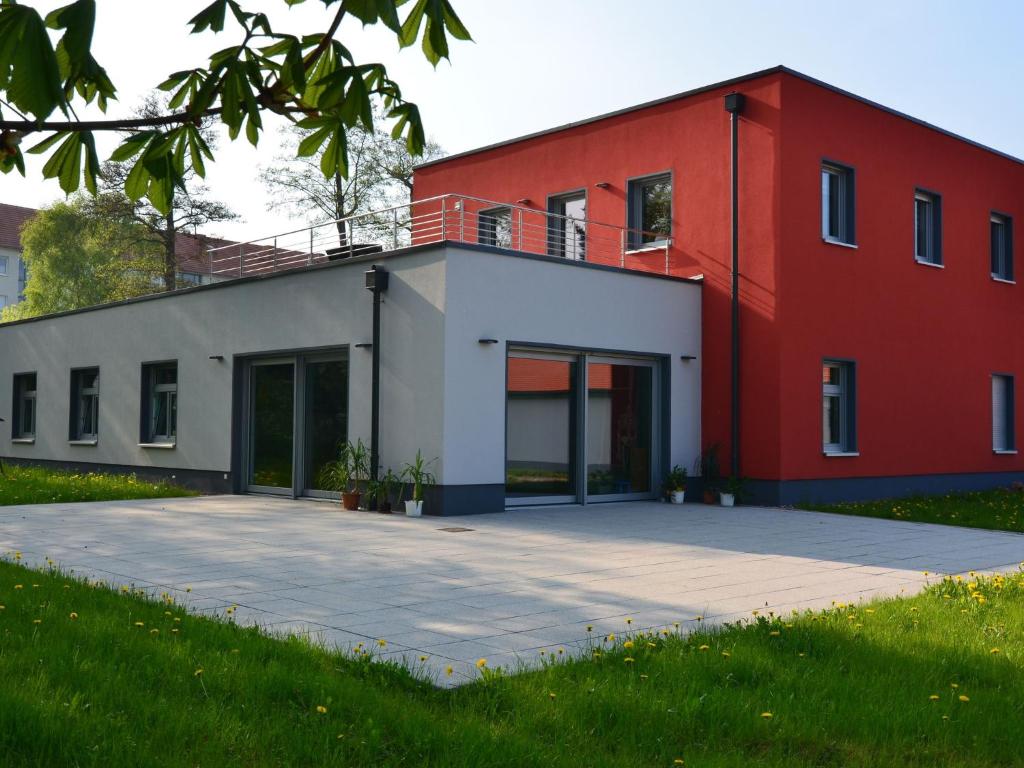 塔巴尔茨Modern apartment Thuringia的一座红色和白色的建筑,设有大型车道