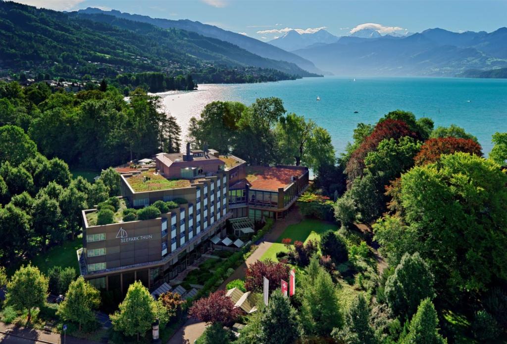 图恩Hotel Seepark Thun的享有湖畔建筑的空中景致