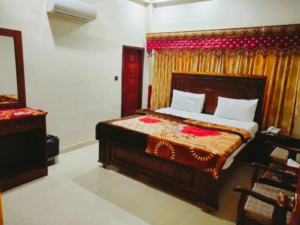 卡拉奇New Royal Residency PECHS的一间卧室设有一张床和一扇红色的门