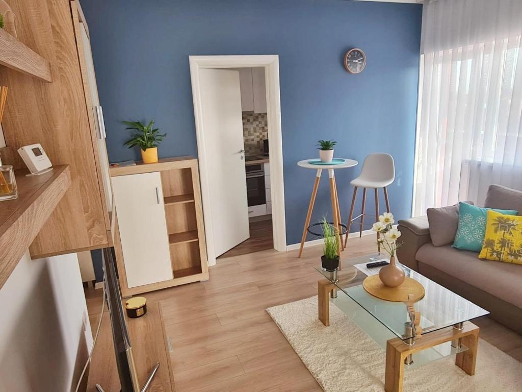 奥拉迪亚2 Bedrooms - Skyblue Central apartment的客厅配有沙发和桌子