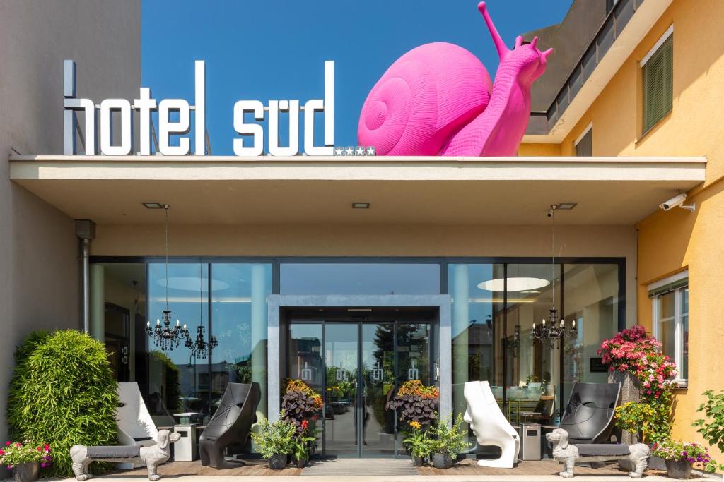 格拉茨Hotel Süd Graz的一座建筑上装有大型充气粉色蜗牛