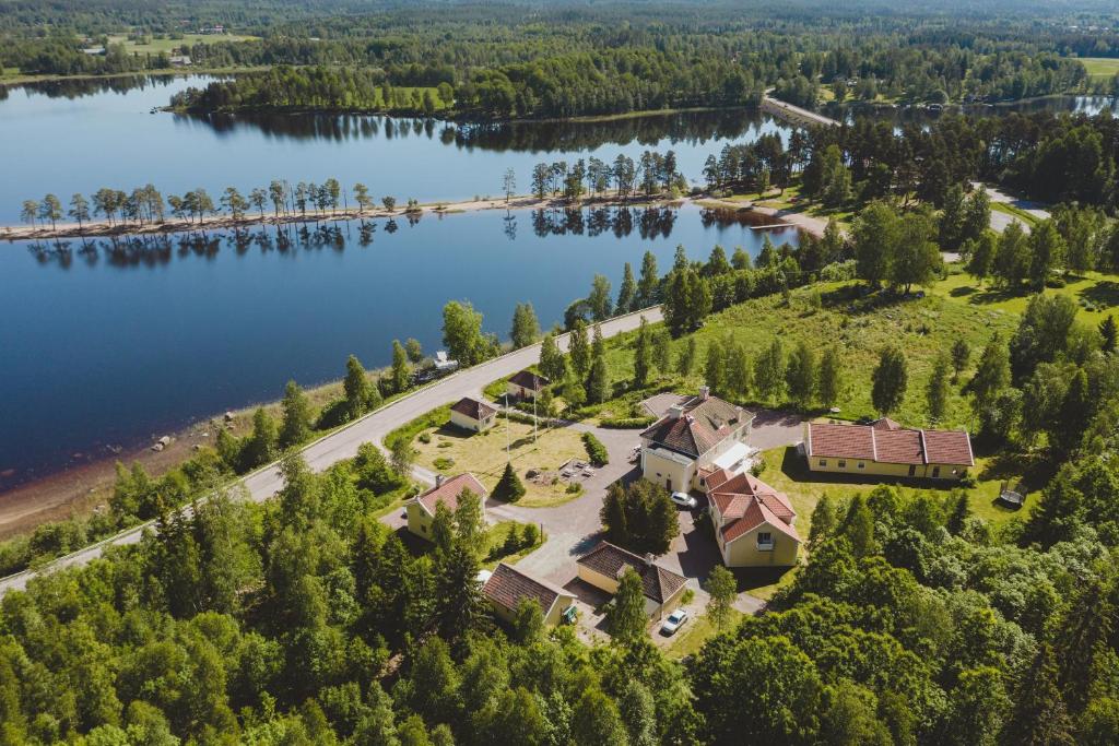 SvärdsjöTrollnäs Hotell的湖岸房屋的空中景观