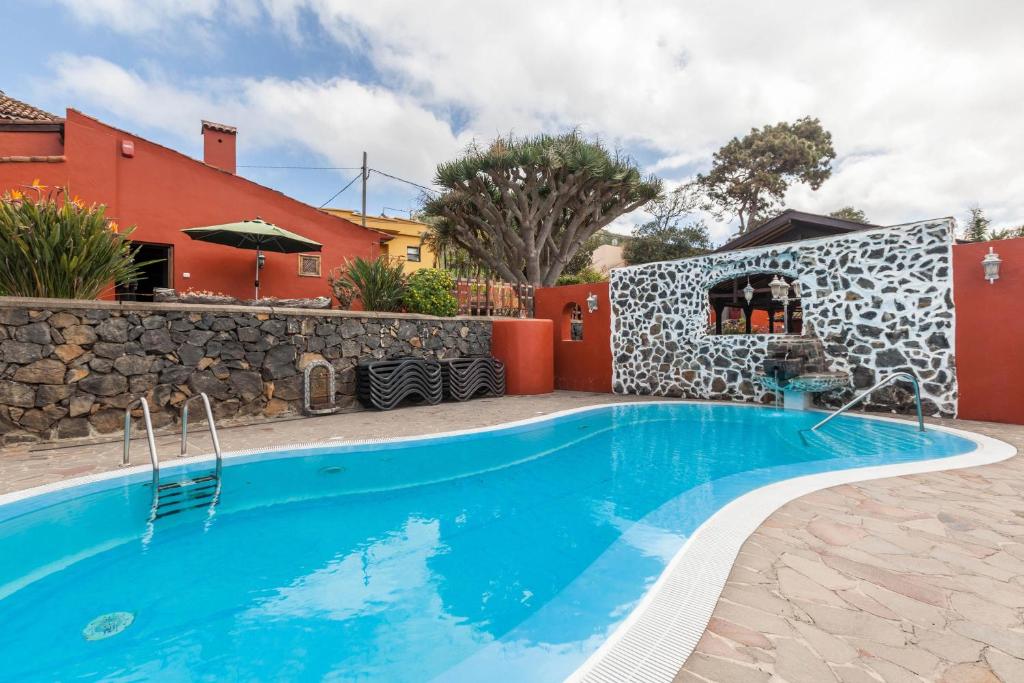 塔科龙特Finca Los Viñedos Casa Rural的房屋前的游泳池