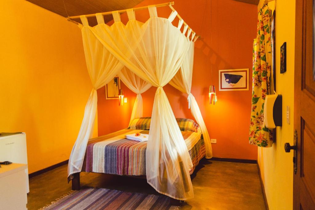 韦尔卡鲍Vila Clara do Capão的卧室配有带蚊帐的床