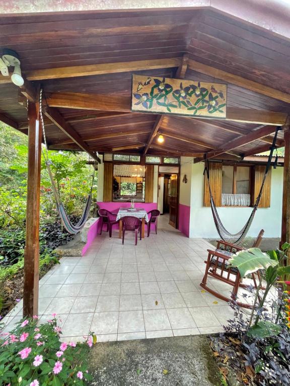 Aguas ZarcasFinca Isla Rainforest Retreat的一个带桌椅的有盖庭院